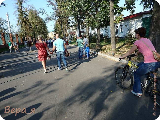 Справа пункт проката велосипедов, самокатов, роликовых коньков..
Вот он.
По выходным цены несколько дороже, чем в будни. (фото 4)