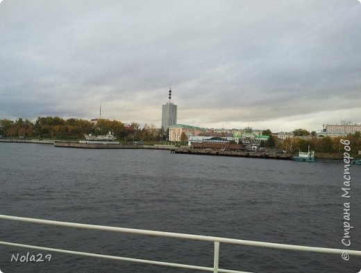 Здесь видно самое высокое здание в Архангельске. Символ нашего города.На переднем плане  ресторан на воде " Паратовъ" (фото 24)