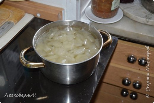 Кладу всю нарезку в кастрюлю и заливаю водой, чтоб она чуть-чуть не покрыла кусочки (на снимке многовато, но я учитываю, что буду воровать аппетитный раствор по чашечке при каждом кипячении) и сразу сливаю через шумовку воду в другую кастрюлю. Так мной отмеривается необходимое и достаточное количество воды для последующей варки лимонного раствора и сахарного сиропа. В начале процесса ломтики совсем не прозрачные. (фото 4)