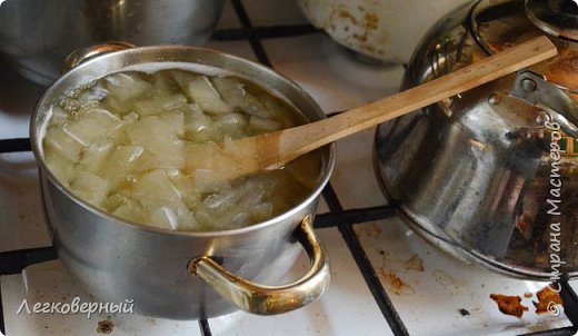 Утром возвращаю кастрюлю на огонь и, иногда помешивая (лучше всего деревянной лопаточкой – витамины берегу), довожу до закипания. Томлю опять 15 минут и снова после остывания отправляю на 10-12 часов в холодильник.
Третий раз ставлю кастрюлю на огонь и довожу до начала кипения. Добавляю тот лимонный сок из кружки с приправами и томлю те же 15 минут. Видно, что кусочки стали прозрачными, это нужная кондиция. (фото 9)