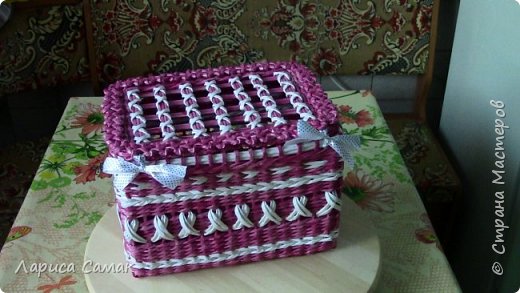 Сама шкатулка. Видела у Лолы загибку, но она двумя трубочками и выглядит более объёмной. Я сделала одной, т.к. маленькое расстояние (фото 2)