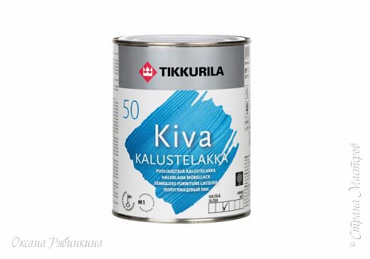 Лак Tikkurila Kiva.
Достоинства- финское качество))) а если серьезно- отличный лак, который не желтит, быстро сохнет, не подлипает, прекрасно вышкуривается, красив на финише в любых вариантах ( глянец, полуглянец и проч), подходит для вживления, для наклеивания салфетки файлом.

Недостатки- у меня глянцевый лак немного капризничает с самовыравниванием слоя, приходится разбавлять водой, тогда проблема уходит. Дорогой лак по цене.

Резюме- лак стоит своих немалых денег. В работе только порадует вас!
 (фото 3)