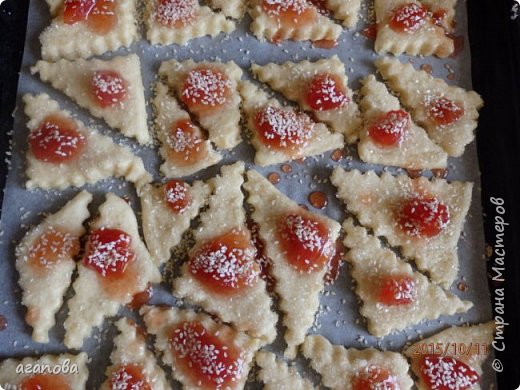 Можно и так делать для красоты. Положить  варенья и посыпать кунжутом. (фото 19)