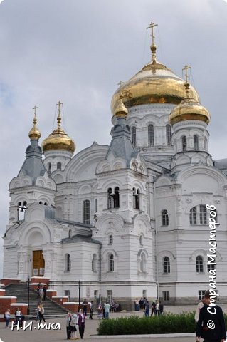 Монастырь был основан в 1890 году для ведения миссионерской деятельности в окружении сел, населенных татарами-мусульманами и старообрядцами–беглопоповцами. Возведение величественного Крестовоздвиженского собора стало вершиной расцвета обители. После революции монастырь был закрыт, затем здесь находились колония для малолетних преступников, затем психоневрологический интернат. 

  (фото 4)