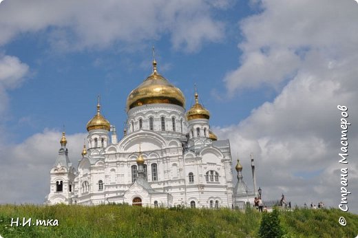 Белогорский Свято-Николаевский мужской монастырь знаменит среди народа как «Уральский Афон». Все дело в том, что находится монастырь на вершине Белой горы, среди моря лесов.  Устав белогорских монахов изначально отличался строгостью и был устроен по афонскому образцу. Золотые купола Крестовоздвиженского храма издали указывают путешественникам дорогу.  (фото 1)