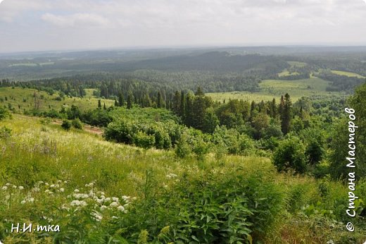 Я была здесь  в июне месяце. Всю дорогу, что мы ехали, моросил дождик, но как только стали подъезжать выглянуло яркое солнце. В воздухе витал запах земляники. (фото 7)