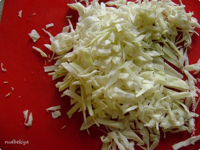 Капусту нашинковать, сложить в кастрюлю, добавить раст. масло и потушить 40-50 мин. (фото 3)