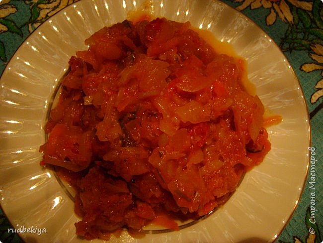 Доброй ночи страна Мастеров! Хочу рассказать Вам о салате, который делала сегодня.
Кабачки в этом году, не смотря на плохую погоду все таки уродились. Лежат и ждут своего часа. Уж я их делала и с томатной пастой, и со свеклой, и с помидорами, и с чем только не делала.
И призадумалась – а что же с капустой то ни одного рецепта нет? Два дня искала в Интернете. Нашла рецепт кабачков с цветной капустой. И все.
Но цветная капуста в этом году, что, то не выросла. А салат все равно хочется именно с капустой.
Решила создать свой рецепт и проверить его. Взяла ингредиенты из рецепта с цветной капустой, сахар и соль по своему любимому рецепту и получилась вкуснятина.
Сейчас и Вам расскажу. Вдруг кому то пригодится…
(фото 1)