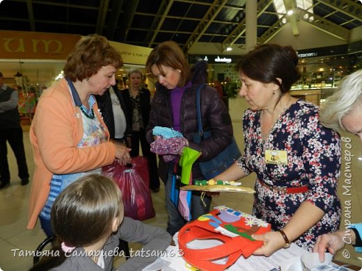 Выставка еще не открылась, а Стол обмена и дарения уже работает. (фото 13)