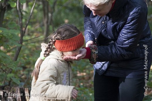 Но иногда ей и самой хотелось побывать в роли белочки и она с удовольствием ела орешки у меня из ладони ))) (фото 3)