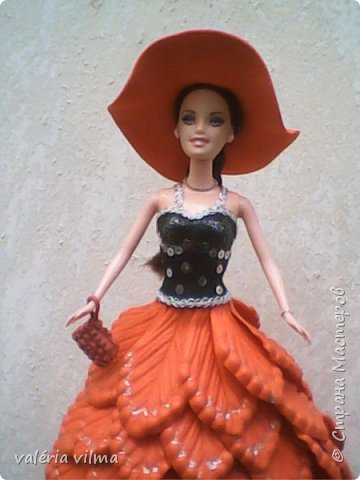 Doll in orange skirt used a piece of EVA black to make her blouse. (фото 3)