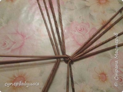 а прикладываю третью пару трубочек и делаю следующий " стежок" , т.е., оплетаю следующие 4 трубочки (фото 5)