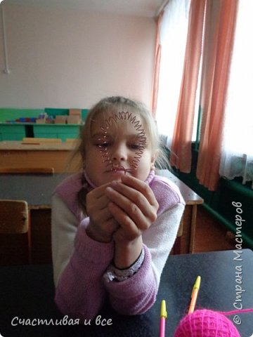 Наматываем на ручку проволоку. получившуюся пружину чуть чуть растягиваем и соединяем "хвостики". Сперва заготавливаем лепестки, столько сколько хотите, и листочки. (фото 2)