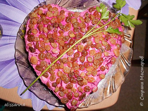 Доброе время суток...жители Страны...Предлагаю вашему вниманию рецептик вкусного салата...Вариантов встречается много...я выставляю свой...))))))) Буду рада...если кому-нибудь пригодится... Итак...начнем-с...))))))))))
Понадобятся следующие ИНГРЕДИЕНТЫ :
куриный окорочок - 1 шт. ( у меня грудка )
морковь крупная - 1 шт.
чеснок - 6 зубчиков
сыр - 200 гр
грецкие орехи - 100 гр
свекла (вареная) - 1 шт.
изюм - 100 гр
майонез
(фото 1)
