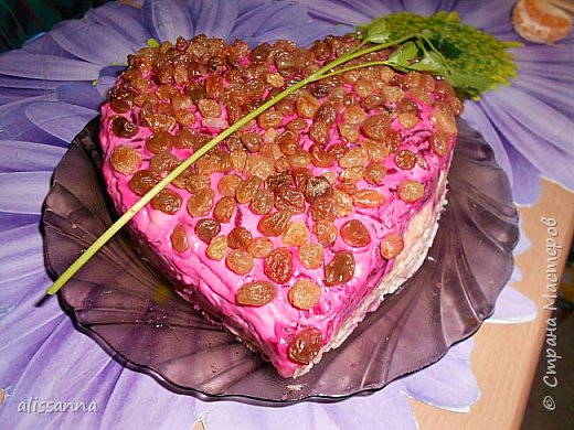И сам ПРОЦЕСС приготовления :
1. Куриный окорок отварить, немного остудить, мясо отделить от кости и кожицы, мелко покрошить и равномерно разложить на большую круглую тарелку, немного посолить.
2. Морковь натереть на мелкой терке, добавить пропущенные через чесночницу 3 зубчика чеснока, майонез и все хорошо перемешать. Выложить массу на курицу.
3. Сыр натереть на мелкой терке, добавить пропущенный через чесночницу 3 зубчика чеснока, майонез и хорошо перемешать. Выложить поверх моркови. Посыпать измельченными грецкими орехами.
4. Следующим слоем выложить натертую на крупной терке вареную свеклу. Обильно смазать майонезом.
Изюм предварительно залить кипятком на 10 минут, потом слить...отжать и украсить салат.
ВСЕ!!! ПРИЯТНОГО АППЕТИТА !!! (фото 2)
