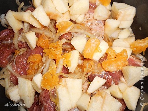 Яблоки чистим, режем на кусочки, добавляем фрукты к мясу... (фото 3)