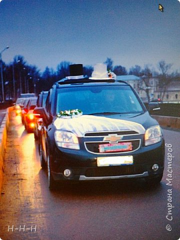 У наших друзей дочка собралась замуж, поросила оформить машину, да не просто, а чтоб шляпы были...ОООчень серьезная заявка, думала очень долго, но в итоге все получилось-довольны были все, а я больше всех, что все удалось...!Свадьба была почти год назад, а как будто вчера...Пришлось много материала переработать, спасибо огромное мастерицам, которые бескорыстно делятся своим талантом.Удачи вам всем!!! (фото 1)