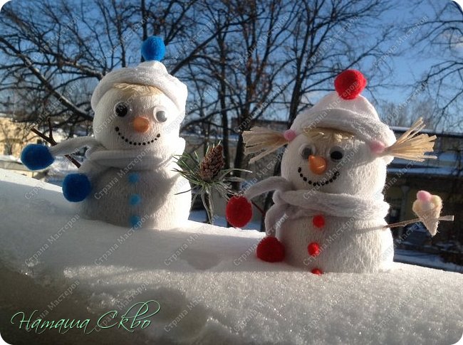 Всем доброго времени суток!
Огромное количество МК по изготовлению снеговиков из носочков поможет тем, кто ищет вариант простой поделки для занятия с детьми. Или тем взрослым, кто хочет быстро, буквально за 10 минут, создать ПраздничноНовогоднееНастроение! :-))) (фото 1)