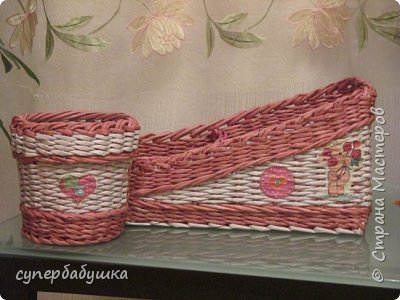 Косяк в том, что сначала сплела дно и несколько рядов стенок, а потом нашла случайно форму, которая была чуть побольше, но я ее туда втолкнула, и в результате Пяточка выступила наружу. (фото 34)