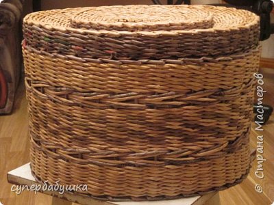 Это овальный короб, фото, к сожалению, было сделано в процессе работы Еще без клея и лака, форма еще не подправлена. Сел аккумулятор в фотоаппарате, и я ее готовую не успела снять. Бортик внутренний, и мне, кажется, крышка села не так уж и плохо. (фото 18)