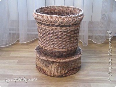 Ну а это монолит- трансформер. Подставка , совмещенная с кашпо. Подставку специально сделала скособоченную. Хотелось имитировать старый подгнивший пенек. (фото 23)