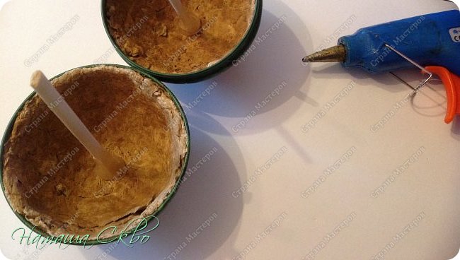 О форме отдельно.
Я использовала упаковку из- под чая- две полусферы, приклеив внутрь "ручку"- половинку палочки для суши. Так удобней держать и поворачивать форму.
Можно использовать любую круглую форму. Старый шарик, мячик, лампочка, хоть апельсин!
Оборачиваем форму фольгой. И рисуем "экватор"- мы будем делать затоговки в полшара.
Я пропустила этот этап- у меня уже полусферы.
(фото 4)
