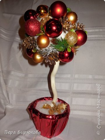 Красны с золотом))))
Здесь всё искусственное, так,как у нас дожди идут и все шишки в лесу, мокрые и гнилые(((( (фото 5)