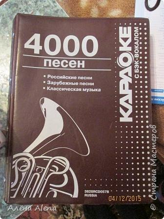 Еще наткнулась на одном из сайтов на обалденную идею! Сайты и компьютер хорошо сохраняют, но то что потрогать и просмотреть можно много-много раз - намного лучше!!! 
Вот выдержка, которая меня сподвигнула: 
"Чтобы сохранить воспоминания о сказочном ожидании Нового года, мы предлагаем вам сделать свою волшебную книгу, в которую вы будете собирать новогодние фотографии, детские рисунки, фотографии поделок, частички украшений или их фото. Книга станет для вас не только памятью в будущем, но и прекрасным творческим заданием в настоящем!"
И сайт: http://www.schoolearlystudy.ru/vozrast/2-4-goda/vpered-v-novyiy-god-derevnya-snegovikov/comment-page-1#comments
Вот, значит, нашла я такую папку. Она уже без надобности, так как ДВД уже давно не работает.. Так зачем ей пылится? В дело! (фото 29)