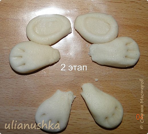Далее леплю ножки и ушки.Вмятинки на тесте делаю любыми подручными предметами(ручка,карандаш,апельсиновая палочка)! (фото 3)