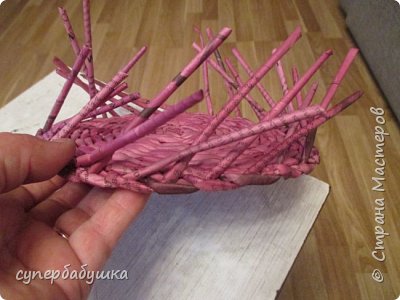 Потом, как и у Ирины, я подняла стоечки вверх, заводя их друг за друга для плетения ножки. И тут начинается мое упрощение. (фото 3)