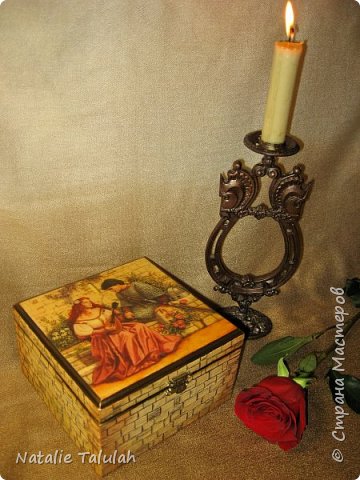 Гвиневера же лишь взглянула на Ланселота своими сияющими глазами и шепотом сказала: - Приходите в мой сад, когда сядет солнце, ибо я хочу поблагодарить вас наедине.
Небольшая предыстория...
Трагическая история любви сэра Ланселота и королевы Гвиневеры, вероятно, является одной из самых известных среди легенд о короле Артуре. Ланселот влюбляется в королеву Гвиневеру, жену короля Артура. Их любовь росла очень медленно, поскольку Гвиневера не подпускала Ланселота близко к себе. В итоге, однако, страсть и любовь одолели ее, и они стали любовниками. Однажды ночью, сэр Агравейн и сэр Модрэд, племянник короля Артура, находящийся во главе группы из 12 рыцарей, ворвались в комнату королевы, где и застали влюбленных. Застигнутые врасплох, они попытались сбежать, однако, это удалось только Ланселоту. Королева была схвачена и приговорена к смертной казни за супружескую измену. Однако, спустя несколько дней Ланселот вернулся, чтобы спасти любимую. Вся эта печальная история разделила рыцарей Круглого стола на две группы, тем самым королевство Артура значительно ослабло. В итоге, бедный Ланселот закончил свои дни, будучи скромным отшельником, а Гвиневера стала монахиней, так и пробыв ею до конца жизни. (фото 1)