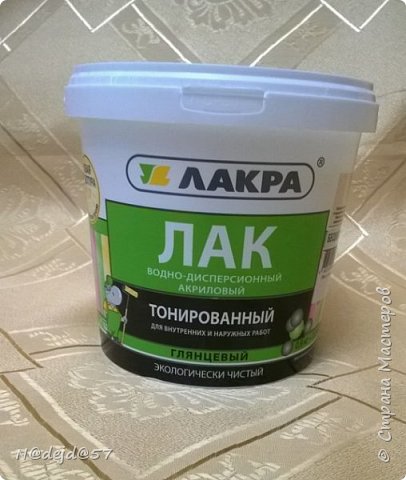 Вот такой лак я купала в "Аксоне"...  очень хорош для шаров, быстро сохнет и НЕ ЛИПНЕТ!
Еще там купила шары  позолоченные матовые ( 8 см.)  в наборе по  6 штук недорого ( 1 шарик по 22 руб. выходит).
Там же салфетки новогодние есть  много...,  но я только два вида купила... зато то, что мне надо. (фото 66)