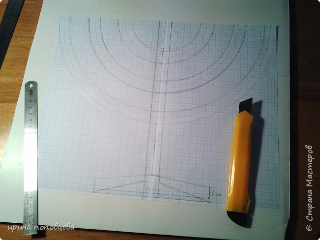 Очень коротко расскажу,как сделана эта модель.Деталь,которую вы видите на чертеже,цельным куском вырезается из картона(кроме подставки!),делается 3 копии,склеиваются эти четыре больших фрагмента,но не ПВА,а "моментом полимерным",чтобы картон не повело.А все остальное есть в МК,в моем предыдущем посте. (фото 4)