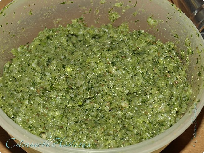 Прокручиваем через мясорубку: филе, гречку,чеснок и зелень. Я переборщила с зеленью,положила целых два пучка! От сюда такой цвет! Фарш вымешиваем,солим и перчим. Кладем в холодильник и идем мыть мясорубку. (фото 3)