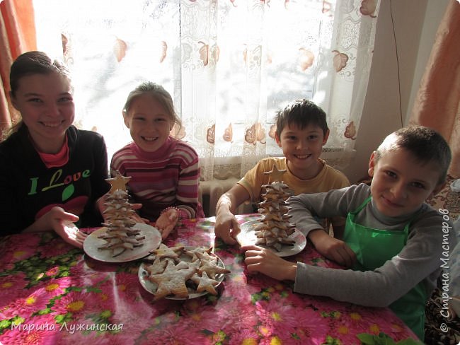 Довольные и счастливые!
Этот рецепт нам очень понравился! Печенье получилось очень вкусное и ароматное! К сегодняшнему вечеру от наших ёлочек не осталось и следа...
 (фото 7)