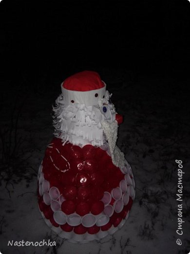 Дед Мороз из пластиковых стаканчиков (фото 4)