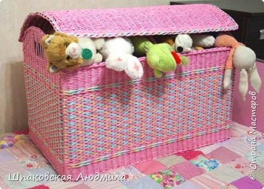 Из под короба выглядывает мой первый, пробный пэчворк, я сшила внучке одеяло. Думаю, что не последний. (фото 8)