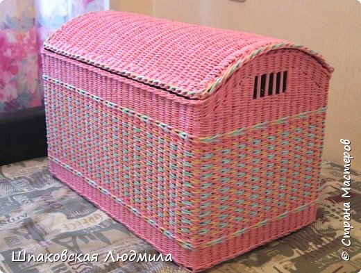 Для формы склеила две коробки 40*35. На сундук пошло около трёх тысяч трубочек из писчей бумаги. (фото 2)