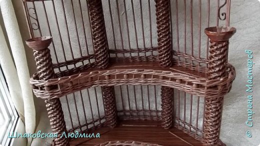 Пытаюсь показать поближе полочки. Для столбиков и подсвечников оплетала полипропиленовую водопроводную трубку (диаметр 15мм) и на каждую полочку приклеивала отдельно. (фото 3)