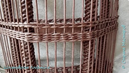 Здесь хочу показать соединение двух полок. Нижнюю полку завершила одним рядом верёвочки из двух трубочек и обрезала стояки на высоту трёх рядов верёвочки средней полки. Чтобы легче было нанизать одну полку на другую, стоячки для подъёма я не заводила за соседний, а просто подняла и подставила обрезки трубочек к каждому стояку и проплела три ряда верёвочкой. Перед тем как нанизывать полку одна на другую обрезки убрала, а на их место всунула стояки нижней полки. Не знаю, понятно ли я объяснила. Жаль , не сфотографировала процесс работы ---- очень увлеклась. (фото 6)