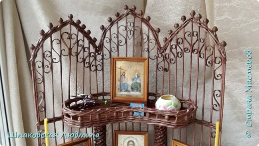 На верхней полке должна стоять "Святая Троица" или "Тайная Вечеря" Есть место для лампадки и для освящённой вербы.
(фото 8)
