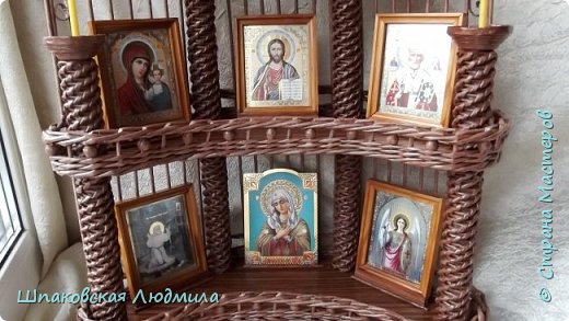 На второй полке в таком порядке иконы должны стоять. А на нижней можно ставить иконы, почитаемые в семье и именные. (фото 9)
