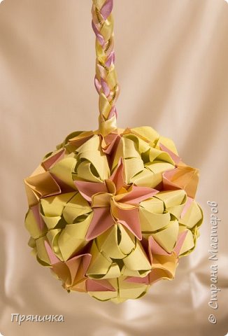 Кусудама Sweet Spring Натальи Романенко http://kusudama.info/2011/11/kusudama-sweet-spring/ Вроде несложно складывать, но почему-то в серединках лепестки не сошлись один к одному, да и сочетание цветов не контрастное получилось... (фото 5)