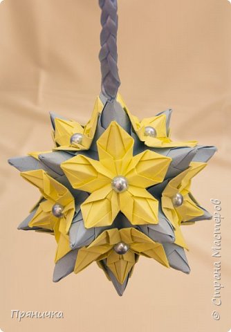 Кусудама Торнилло  автор Paolo Bascetta, МК https://podjem-tal.ru/node/59140, цветочки отсюда http://www.origami-instructions.com/origami-modular-5-petal-flower.html (фото 8)