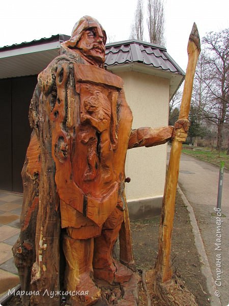 А вот чьи-то золотые руки превратили ствол дерева в богатыря!!!  (фото 10)