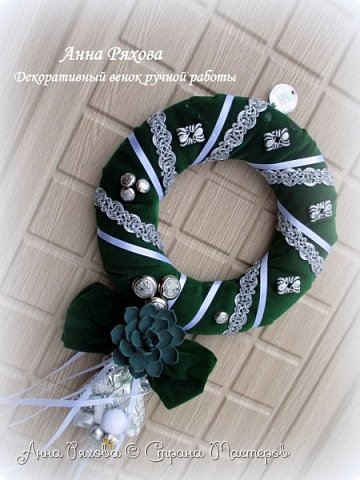 Новогодний  венок из велюра с эхеверией из полимерной глины (фото 1)