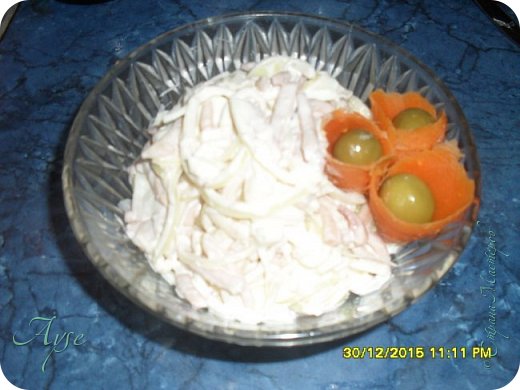 Спешу поделиться вкусным, легким и быстрым в приготовлении салатиком. Это очень просто и очень вкусно! Мастер-класс не делала, потому что здесь и так вроде все понятно. Этим рецептиком буквально на днях поделилась одна из моих лучших подружек, когда зашел разговор о том, что можно приготовить из кальмара. Я посетовала, что салатик с кальмаром, кукурузой и жареным лучком надоел (кстати, можете и этот рецепт взять на вооружение, кто не готовил так; туда можно еще и яйца, и сыр на терке добавить, можно и чесночок для пикантности, можно и сухарики), да и лучок жареный и так много в каких салатах на праздничном столе используем. И вот она подсказала рецепт, который одновременно и прост, и соотношение лука здесь хорошее, овощи же тоже надо кушать) Так вот, в идеале в этом рецепте соотношение лук-яйца-кальмары составляет 1:1:1, но это можно варьировать по своему вкусу. (фото 1)