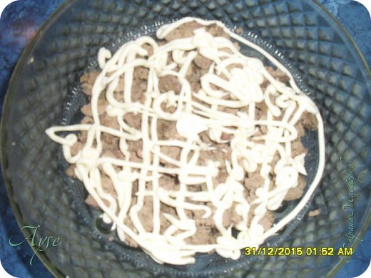 Затем слой майонеза (и так будем им прослаивать каждый наш слой). Я проткнула дырочку в крышке от майонеза, чтоб струйка была потоньше.  (фото 7)