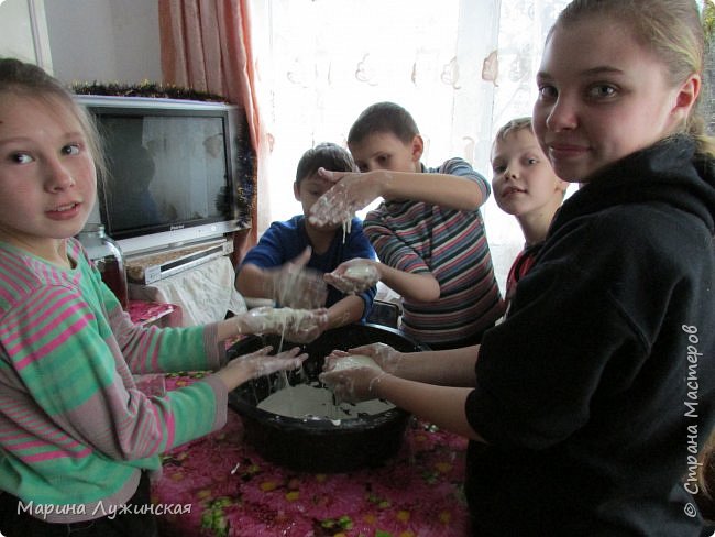 Всех с наступившим Новым годом!!! 
Очень хочеться рассказать про наш опыт с неньютоновской жидкостью....
Давно засматривалась на него, но всё ни как не получалось воплотить со своими детьми...
И вот запланировала его на наш весёлый декабрь (в декабре мы живём по адвент-календарю, выполняем разные занимашки и задания https://podjem-tal.ru/node/980574 .)
Но раз запланировала, и тем более рассказала об этом детям, нужно  слово держать!!!
Провели мы опыт перед самым Новым годом, 31 декабря... Все нормальные мамочки готовятся к новому году, готовят праздничный стол, а я, как ненормальная мамочка, устроила вот такую весёленькую забаву....
Призываю всех повторить это веселье со своими детками. Это очень  весело, и не только деткам, а и взрослым!!!! (фото 1)