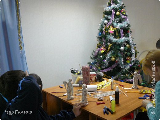 И , конечно, сам творческий процесс. В запланированных 2 часа мы не уложились, но зато все было доделано и новоявленные плетельщики отправились домой с поделками.  (фото 5)